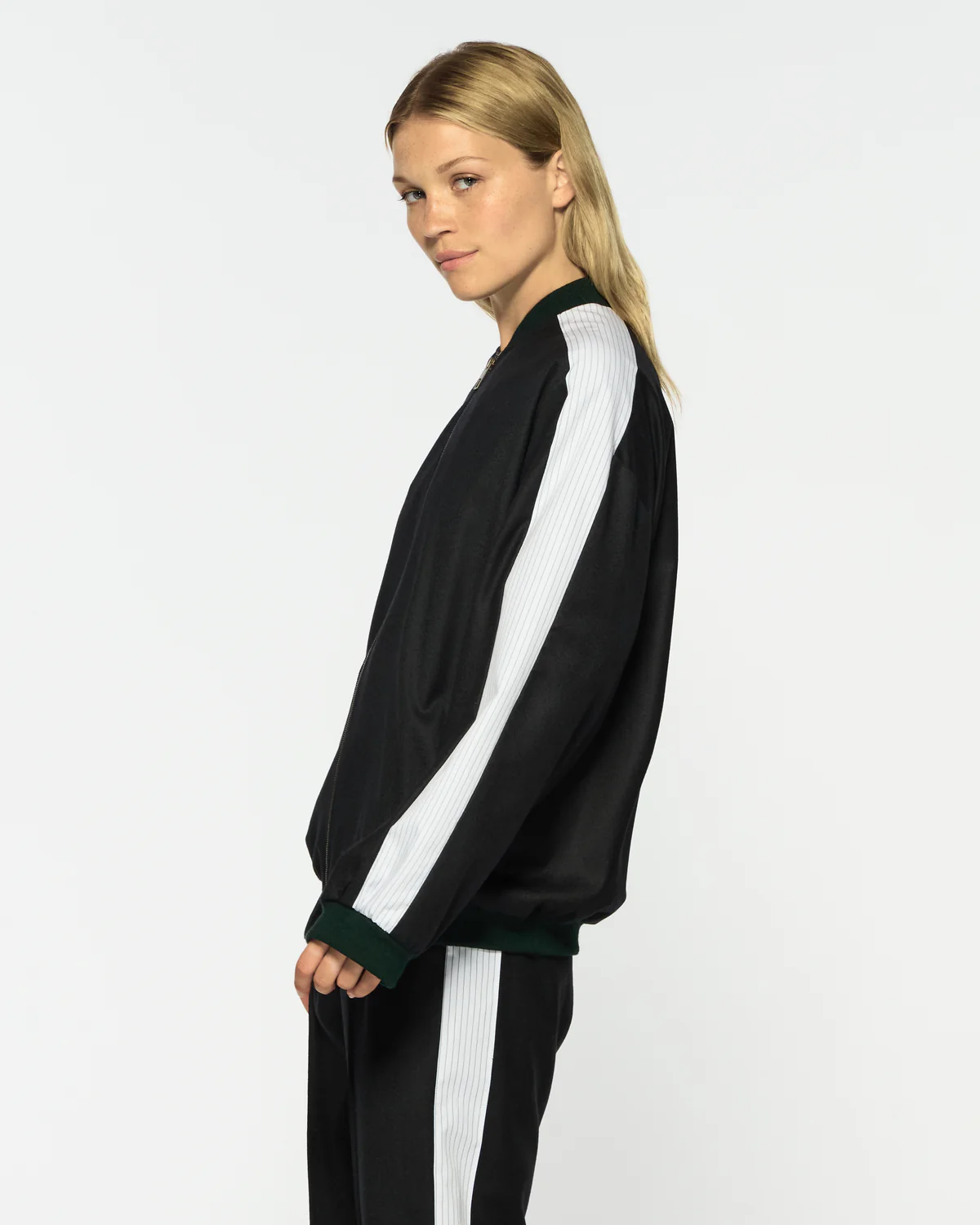 AW25 BOMBER JACKET DARKGREEN 02