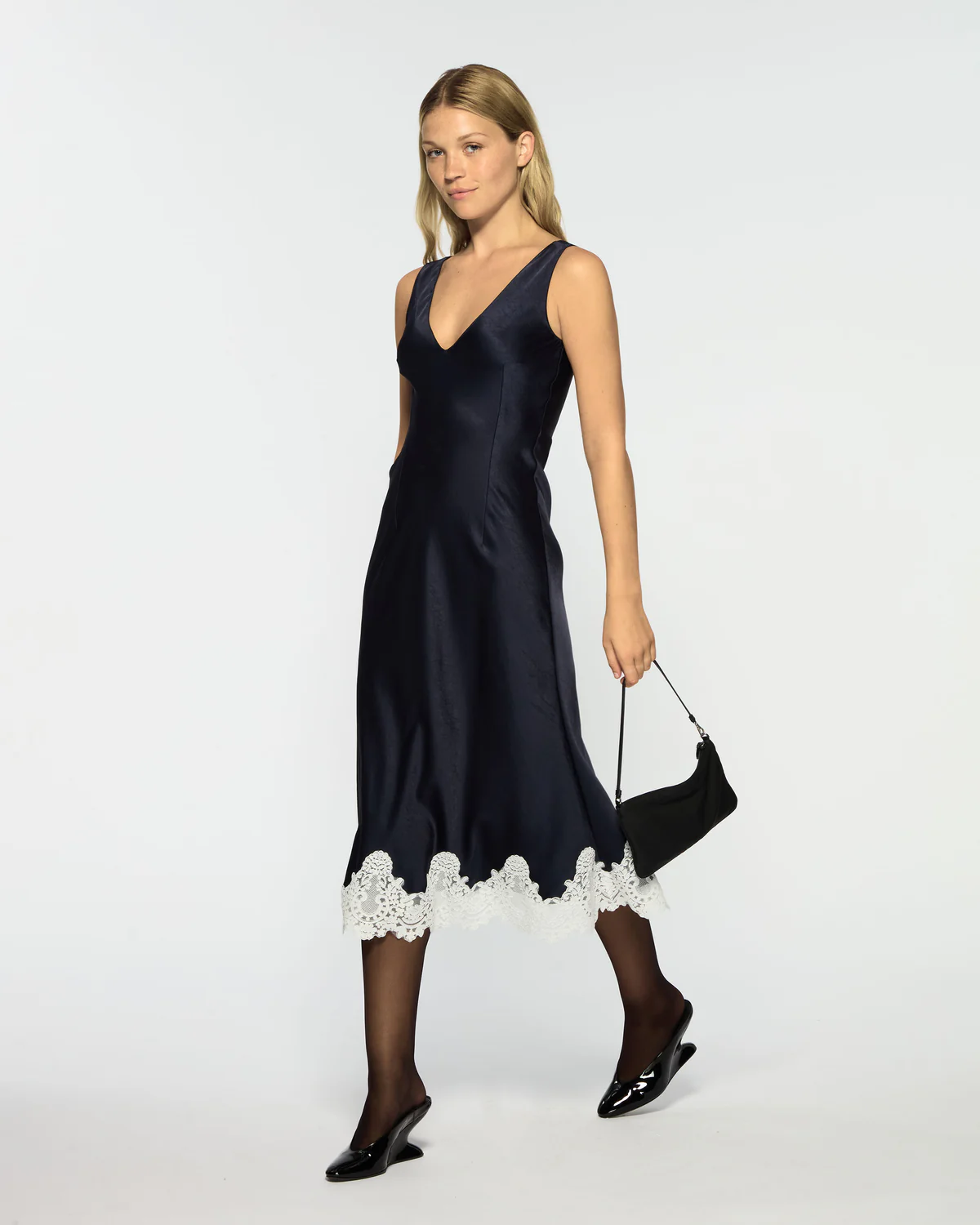 AW25 VNECK DRESS LACE NAVY