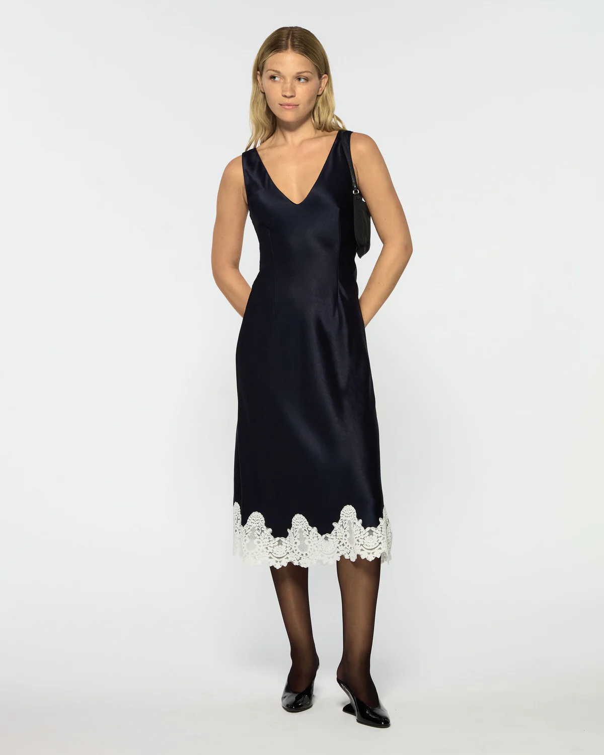 AW25 VNECK DRESS LACE NAVY 2